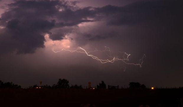 Cod galben de ploi de până la 50 l/mp, descărcări electrice și vijelii în zeci de județe și București