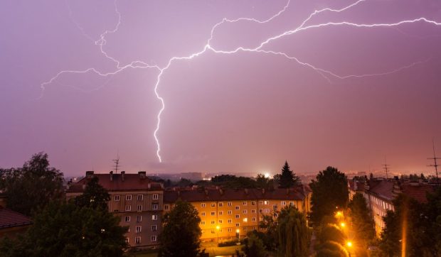 Avertizare ANM cod portocaliu de furtuni și ploi de până la 60 l/mp în următoarele 48 de ore. Harta zonelor afectate de fenomenele meteo extreme