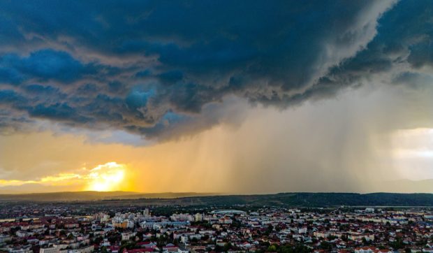Vremea se încălzește, dar nu scăpăm de ploi și vijelii. Prognoza meteo ANM pentru perioada 27 iulie-24 august 2026