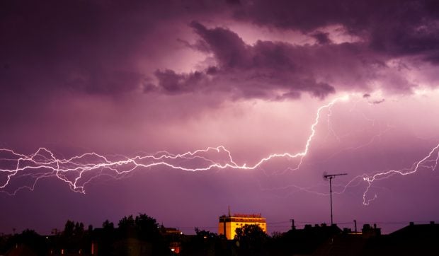 Alertă Meteo: Cod Galben de Furtuni și Caniculă în Întreaga Țară pentru Următoarele 24 de Ore