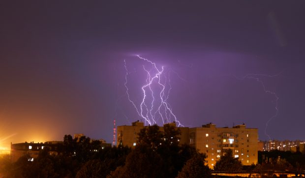 Ploi torențiale, grindină și vijelii în 37 de județe și București până la noapte. Harta zonelor vizate de avertizarea meteo ANM cod galben