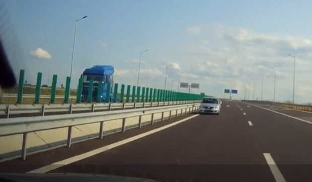 Șoferul din Galați filmat cum mergea pe contrasens pe autostrada A7 a fost găsit de polițiști: e un pensionar de 77 de ani | VIDEO