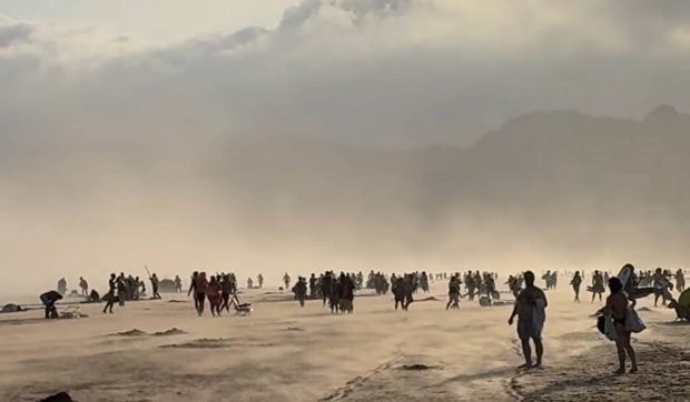 Galerna, fenomenul meteorologic spectaculos care a surprins turiștii pe o plajă din Franța cu o schimbare bruscă a vremii
