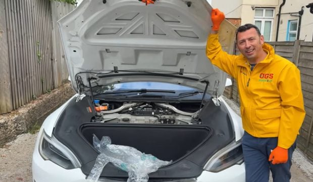 Un mecanic român din Marea Britanie a cumpărat cea mai ieftină Tesla Model S defectă, cu doar 4.500 de lire. Cât a investit în reparații | VIDEO