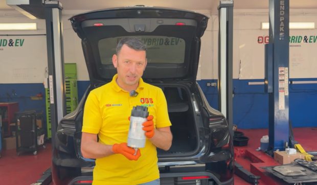 Un mecanic român din Marea Britanie arată de ce te costă peste 50.000 de lire să repari defecțiuni minore la un Porsche Macan electric | VIDEO