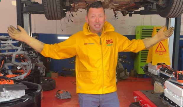 Mecanicul român care a descoperit o eroare ascunsă în MINI electric și a evitat o reparație de 12.000 de euro în Marea Britanie