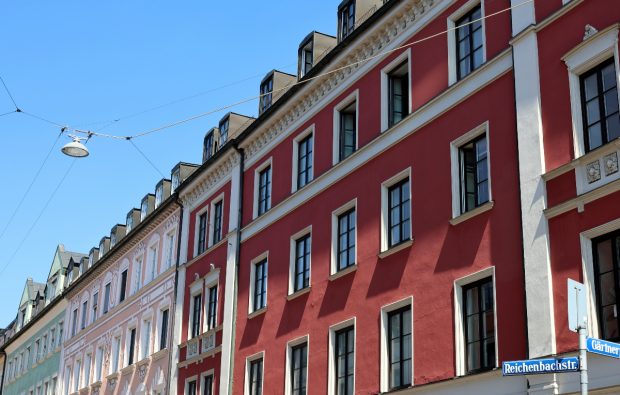 O femeie a fost dată afară din apartamentul în care locuia de 50 de ani pentru că a întârziat 2 luni la plata chiriei, în Germania