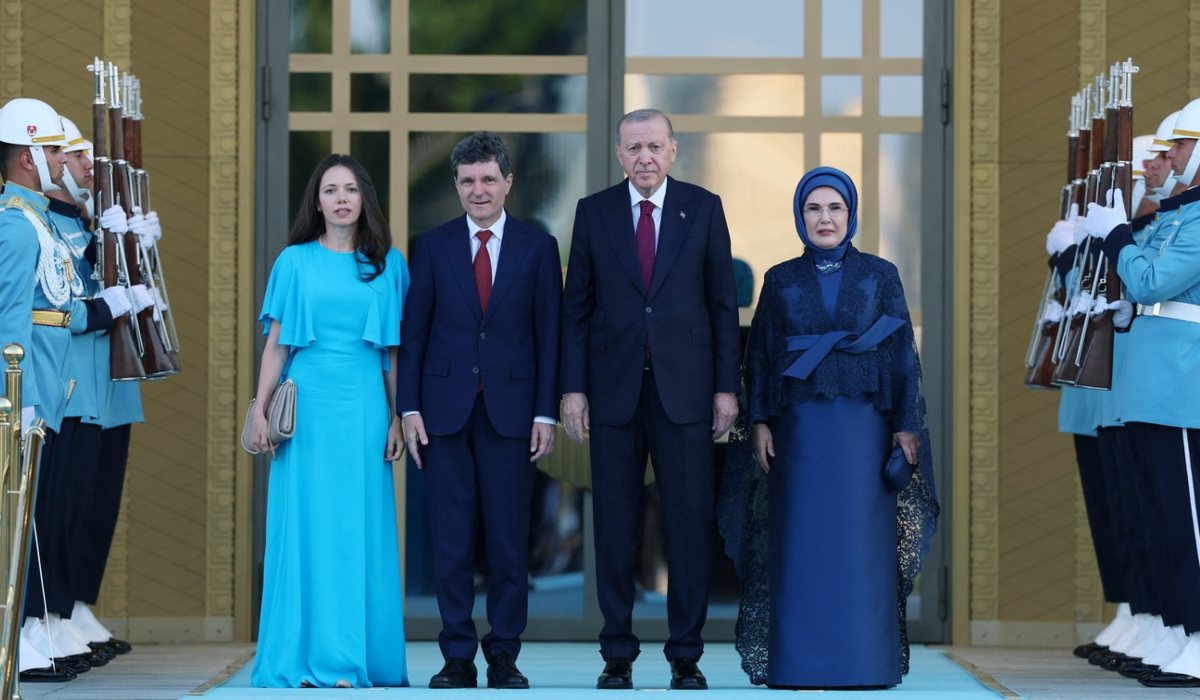 Poza pentru articolul Gestul făcut de Nicușor Dan la întâlnirea cu Recep Tayyip Erdoğan și Emine Erdoğan. Ce s-a întâmplat chiar înaintea fotografiei oficiale