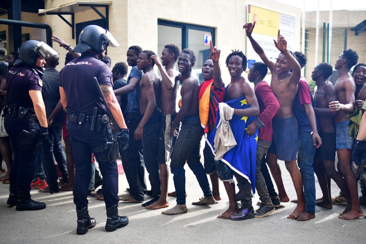 Poza pentru articolul Mii de imigranți au intrat ilegal în Ceuta, pe teritoriu spaniol: guvernul trimite armata pentru a întări frontiera