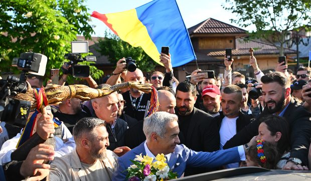 Steag cu simbolul Mișcării Legionare la un miting pro-Călin Georgescu. Purtătorul a ajuns inculpat, dar judecătorii l-au pedepsit simbolic