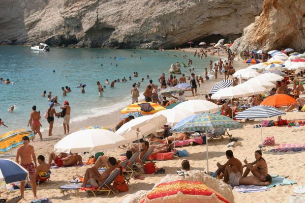 Turistă amendată în Grecia cu 250 de euro pentru lipsa vestei de salvare pe placa de SUP