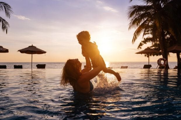 Reguli esențiale pentru siguranță la piscină și plajă: sfaturi pentru părinți și copii în sezonul estival