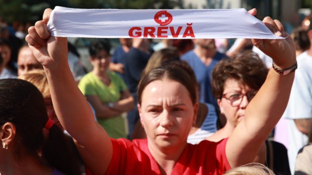 Grevă generală în sute de spitale din România pe termen nelimitat. Sindicaliştii Sanitas, nemulţumiţi de noua Lege a salarizării. Imagini cu protestatarii