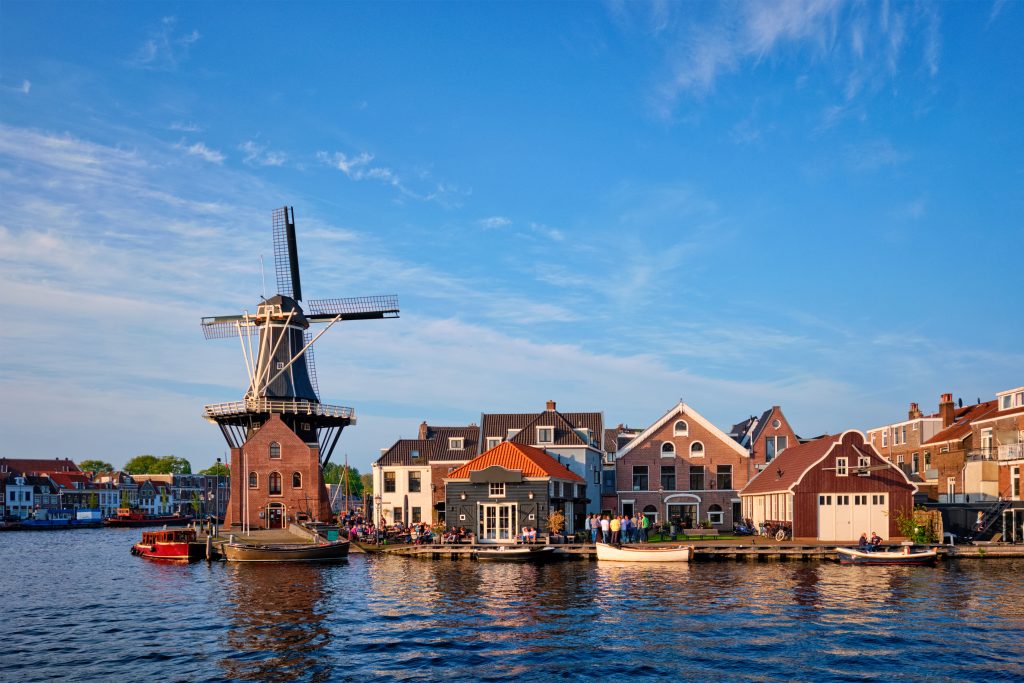 Descoperă cele mai căutate destinații europene cu climă temperată pentru o vacanță perfectă fără caniculă! 7 haarlem olanda shutterstock1343399735