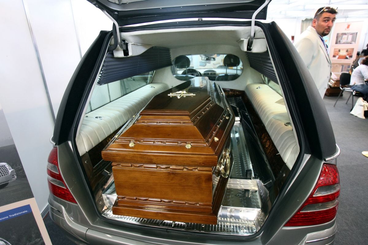 Poza pentru articolul Firmele de pompe funebre din România au depășit pragul istoric de 100.000.000 de euro, în 2025