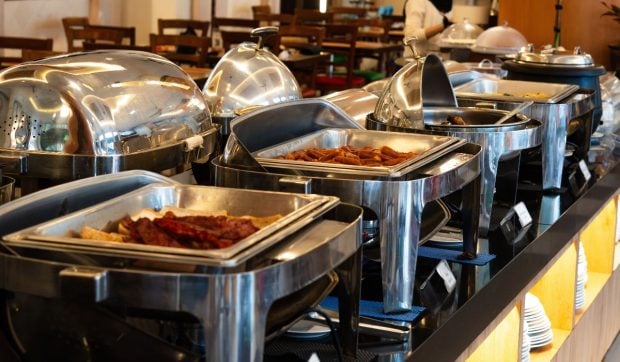 Micul dejun la hotel poate ascunde riscuri pentru sănătate: experții în siguranța alimentară sfătuiesc turiștii să nu îl consume