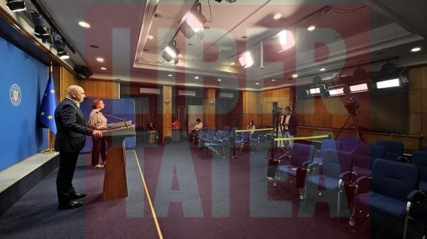 Ilie Bolojan a vorbit într-o sală aproape goală după ședința de Guvern anunțată din scurt, în care a aprobat deblocarea posturilor din sănătate | VIDEO