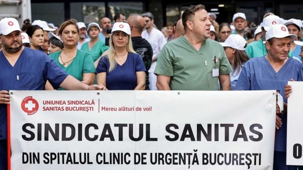 Grevă de avertisment organizată de Sanitas. Noua lege a salarizării propusă de Guvernul Bolojan, sursa nemulțumirilor: „Sporul pentru turele de noapte, o bătaie de joc”