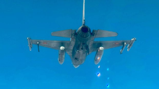 Imagini cu avioanele F-16 în timpul misiunii de distrugere a celei de-a treia drone care a intrat în spațiul aerian al României