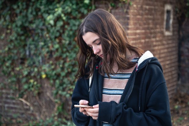 Copilul sau adolescentul stă prea mult pe telefon? Cum îl ajuți să redescopere viața din afara ecranului