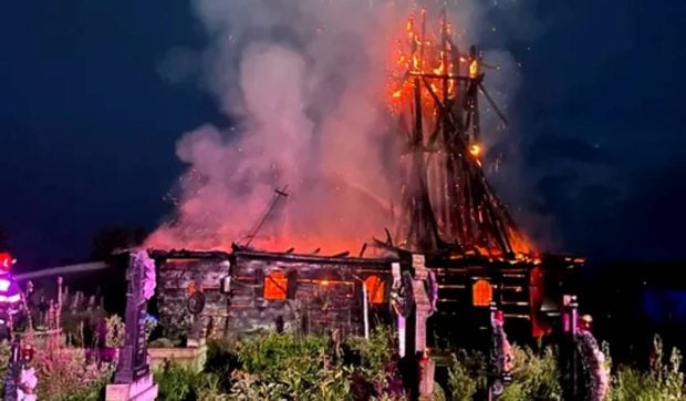 Incendiu devastator la biserica de lemn din Posta, monument istoric de 351 de ani, în Maramureș