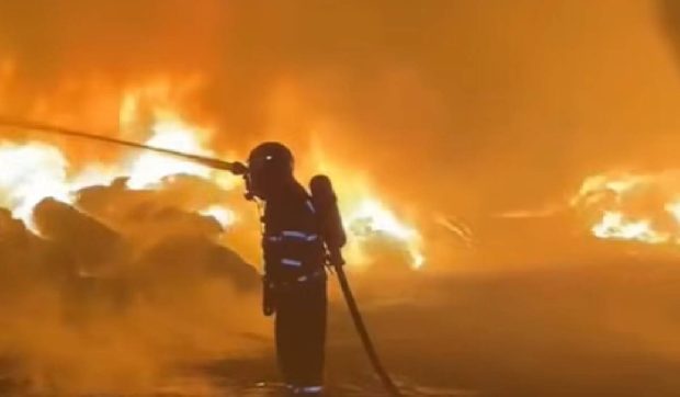 Incendiu cu nor toxic de fum pe 5.000 de metri pătrați la un depozit de plastic din Giurgiu. A fost emis mesaj RO-ALERT