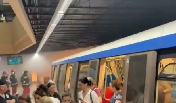 Fum și panică la stația de metrou Piața Universității, după ce un izolator s-a aprins din cauza umidității / Circulația s-a reluat după două ore