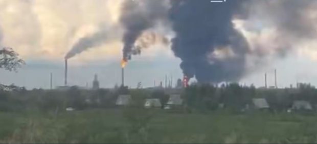 Incendiu la rafinăria din Omsk, cea mai mare din Rusia, după un atac aerian. O regiune din Siberia se află pentru prima dată sub alertă de drone
