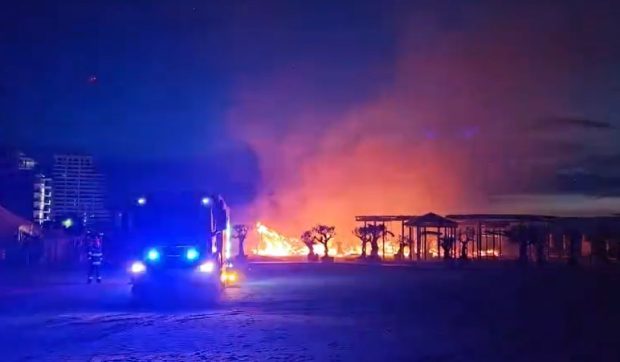 Incendiu devastator în stațiunea Mamaia: două baruri de plajă, H2O și Crazy Beach, complet distruse