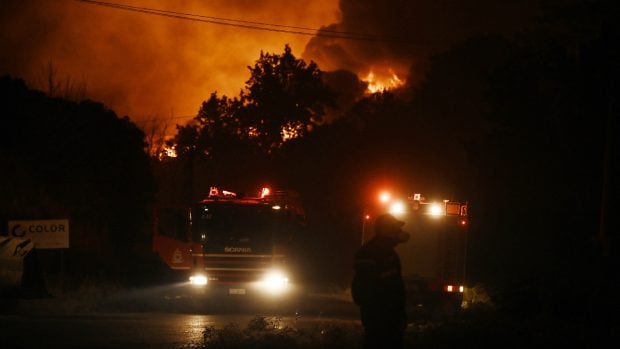 Incendiu devastator la două fabrici din Salonic obligă evacuări în mai multe suburbii