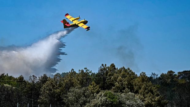 Incendii masive în sudul Franței: 10.000 de persoane evacuate și schimbări majore în Turul Franței