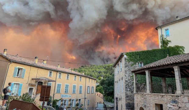 Peste 25.000 de persoane evacuate în Franța din cauza incendiilor de pădure: 800 de pompieri luptă cu flăcările, 4 avioane au fost trimise din UE