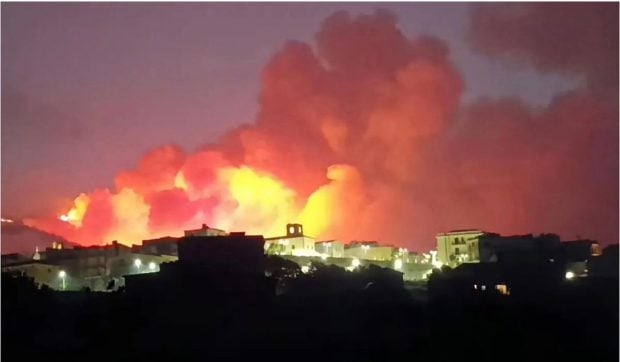Pompierii italieni luptă cu zeci de incendii de vegetație în Sicilia. Temperaturile în orașul italian au ajuns la 45 de grade Celsius