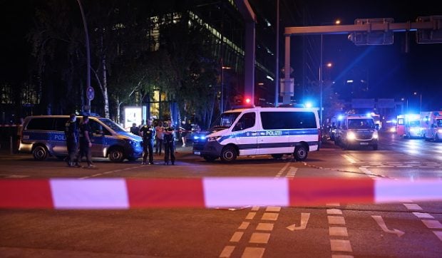 Suspectul care a intrat cu mașina în mulțime la parada Pride din Berlin este căutat de poliție. Bilanț: un mort și 16 răniți