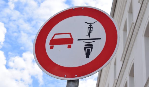 Noul indicator rutier din Germania care limitează depășirea bicicliștilor și amenzile pentru încălcare