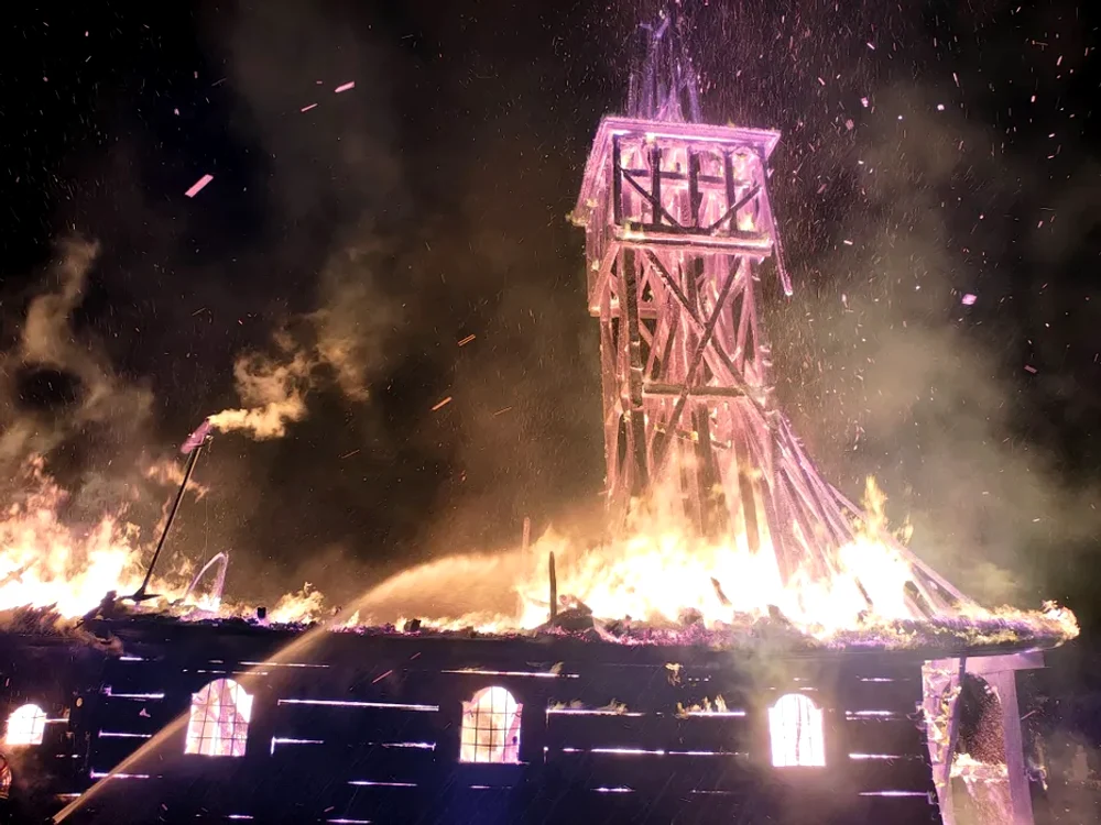O biserică de lemn veche de 351 de ani, monument istoric din satul Posta, Maramureș, a fost mistuită de flăcări vineri dimineață. Incendiul s-a extins rapid, iar turla de 25 de metri riscă să se prăbușească.