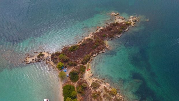 Insula aproape necunoscută din Grecia unde apa e caldă tot anul și nu bate vântul. Se ajunge pe ea doar dacă vor pescarii să te ducă sau dacă închiriezi o barcă