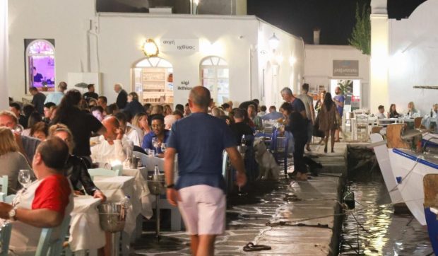 Atenție, turiști în Grecia: Cum să evitați taxa „kuver” nejustificată în tavernele grecești