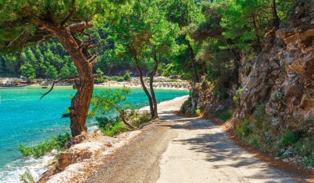 Insulele din Grecia unde vremea rămâne răcoroasă toată vara, chiar dacă în restul țării este caniculă