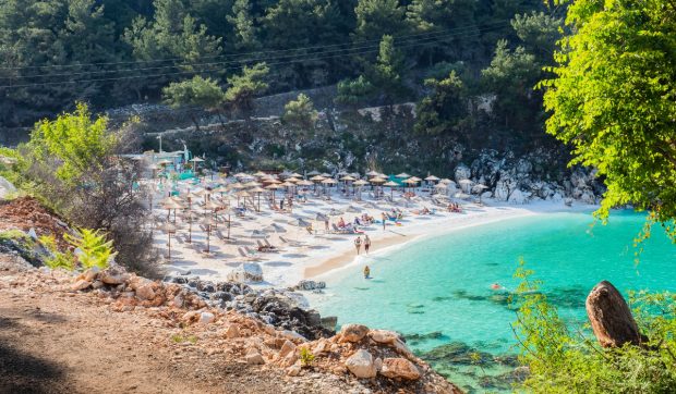 Controverse în Thassos: Români acuzați că au plecat fără să achite nota pe o plajă din Grecia