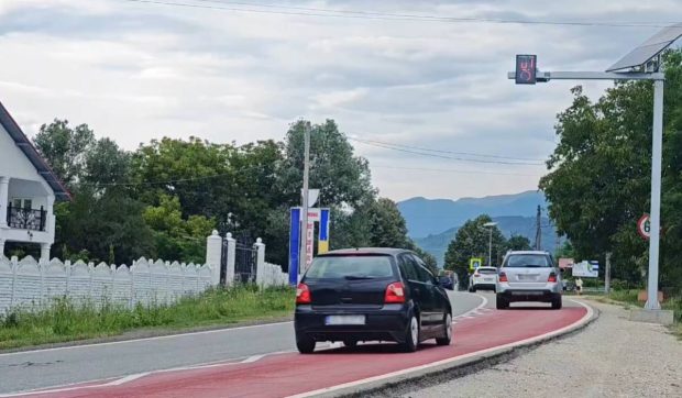 Ce sunt și cum funcționează noile insule de calmare a traficului montate pe drumuri: „Ține emoticonul pe verde”