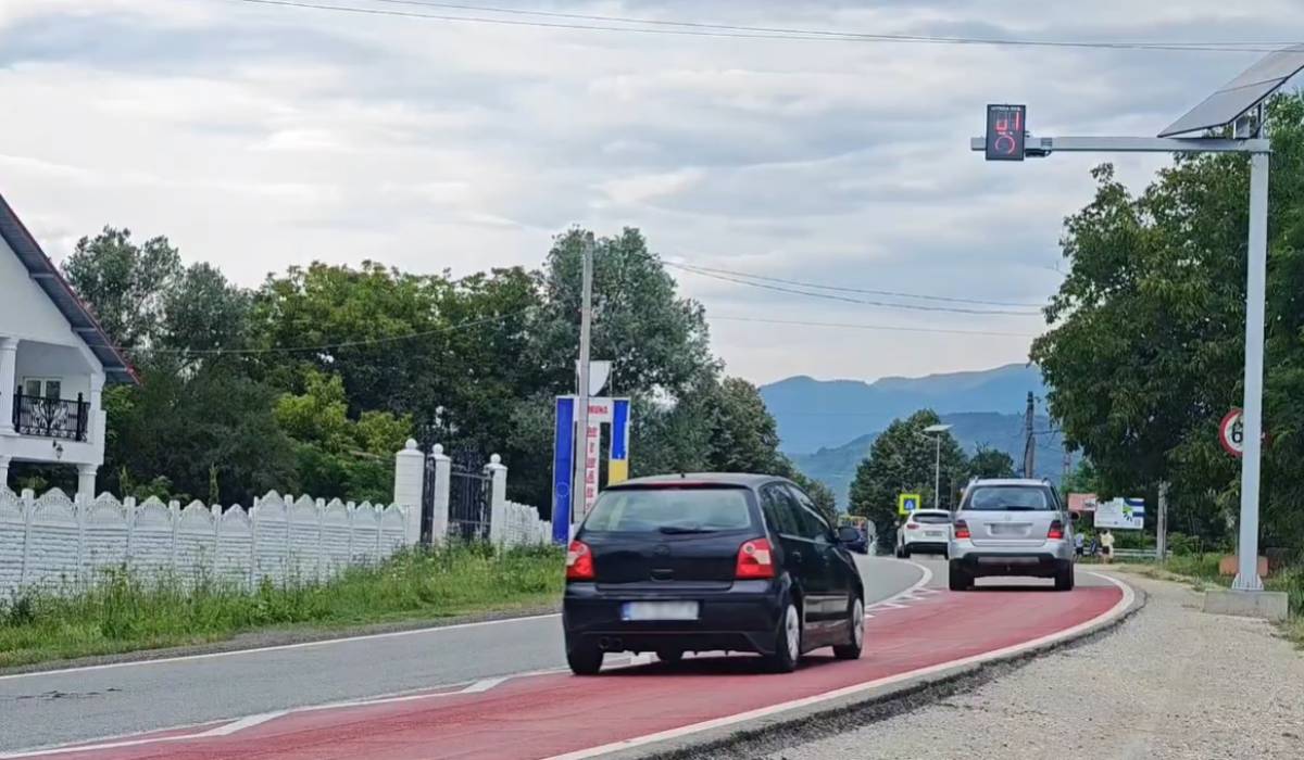 Cum funcționează noile insule de calmare a traficului montate pe drumuri: asfalt roșu, panouri solare și emoticoane