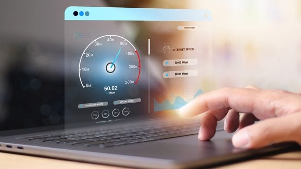 Infrastructura de top care ne ține pe ultimul loc. Cum reușește o țară campioană la fibră optică să „eșaloneze” revoluția Inteligenței Artificiale 