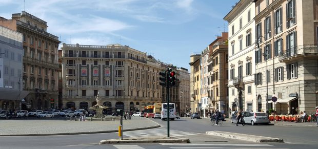 Roma testează semafoare inteligente cu o a patra lumină albă dedicată mașinilor autonome