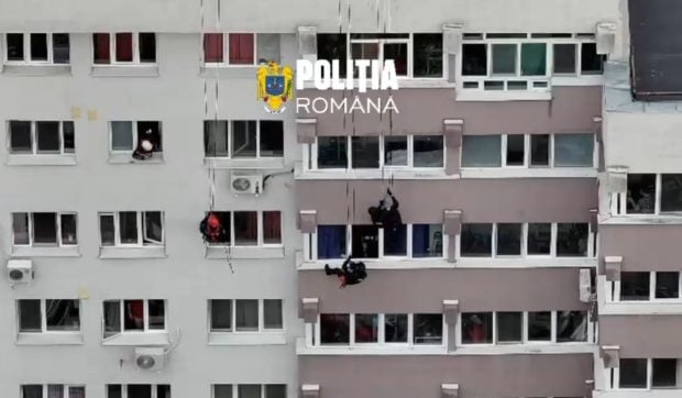 Alpiniștii din poliție și mascații au spart ușa și o fereastră ale unui apartament din București, în sectorul 6, pentru a împiedica o tragedie VIDEO