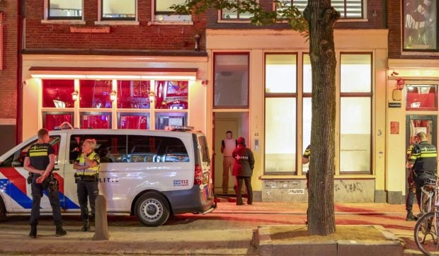Operațiune în forță la Amsterdam: rețea de trafic de persoane românească destructurată, mai mulți suspecți arestați în Olanda și România