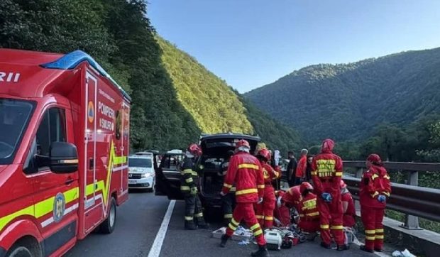 Un bărbat a murit după ce o bucată de stâncă a căzut peste o mașină pe Valea Oltului: Traficul este blocat
