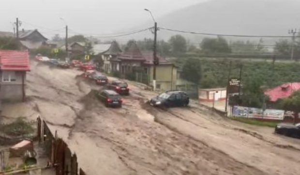 O femeie a fost luată de ape în mijlocul inundațiilor din Bușteni. Zeci de mașini, surprinse de viitură pe drumurile din oraș