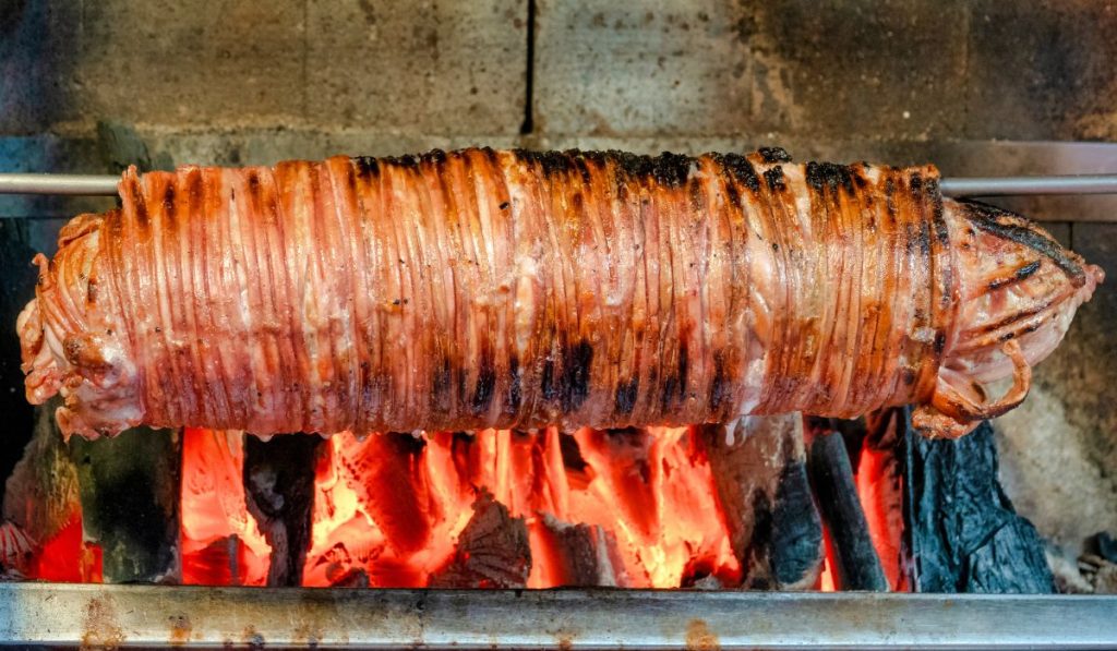 Imagine în prim-plan a unui „kokoretsi”, un preparat la grătar specific Balcanilor și Asiei Mici, alcătuit din intestine de miel sau de capră înfășurate în jurul unor organe condimentate, printre care se numără pancreasul, inima, plămânii sau rinichii