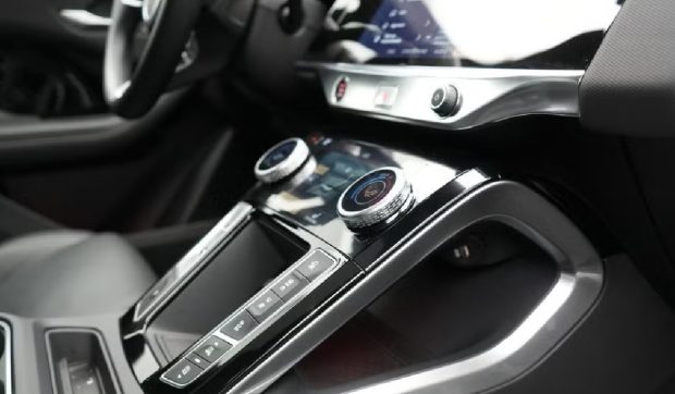 O mașină electrică folosită doar 11.000 km în doi ani e mai ieftină cu 65.000 de euro față de cât a costat nouă